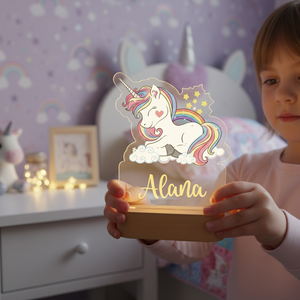veilleuse décorative licorne personnalisable illuminée dans une chambre d’enfant avec mur étoilé